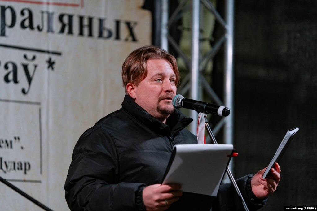 Il presentatore dell'evento è Ilya Malinovsky.