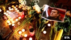 Стихийный мемориал в память об Алексее Навальном 