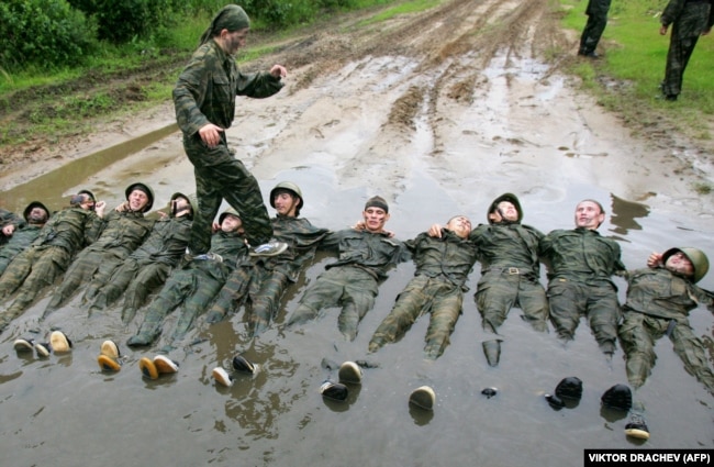 Adoleshentët me aftësi të kufizuara marrin pjesë në nj kamp ushtarak bjellorus, korrik 2010.