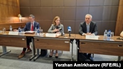 Elizabeth Rosenberg (center), U.S. assistant secretary for combating terrorist financing and financial crime; Matt Axelrod (right), export control policy enforcement specialist at the U.S. Commerce Department; and David Reed, head of the U.K. sanctions directorate, address reporters in Astana on April 25. Rosenberg and Axelrod said they discussed with Kazakh officials "increased efforts by Russia to illicitly procure supplies and inputs for its military-industrial complex."