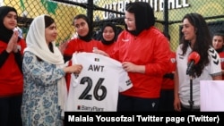 ملاله یوسفزی برنده جایزه صلح نوبل در میان دختران عضو تیم ملی فوتبال افغانستان در استرالیا ( تصویر از صفحه تویتر ملاله یوسفزی)