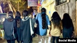 شماری از دختران در یکی از شهرهای ایران - عکس از آرشیف