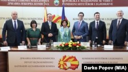 Kandidatët për president të Maqedonisë së Veriut pasi kanë nënshkruar Kodin për zgjedhje të drejta dhe demokratike më 2 prill 2024