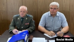 Retired intelligence Colonel Vladimir Kvachkov (left) told a court on August 15 that Russian President Vladimir Putin and the Defense Ministry "discredit the armed forces as they do not know how to conduct a war."