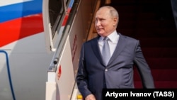 Президент РФ Владимир Путин во время прибытия в международный аэропорт Шоуду. Пекин, 17 октября 2023 года
