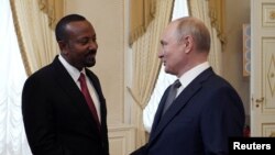 Președintele rus Vladimir Putin (dreapta) participă la o întâlnire cu prim-ministrul etiopian Abiy Ahmed, la Reuniunea Rusia-Africa, de la Sankt Petersburg, în Rusia, pe 26 iulie 2023.