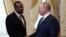 Vlagyimir Putyin orosz elnök fogadja Abij Ahmed etióp miniszterelnököt az Oroszország–Afrika-találkozó keretében Szentpéterváron 2023. július 26-án