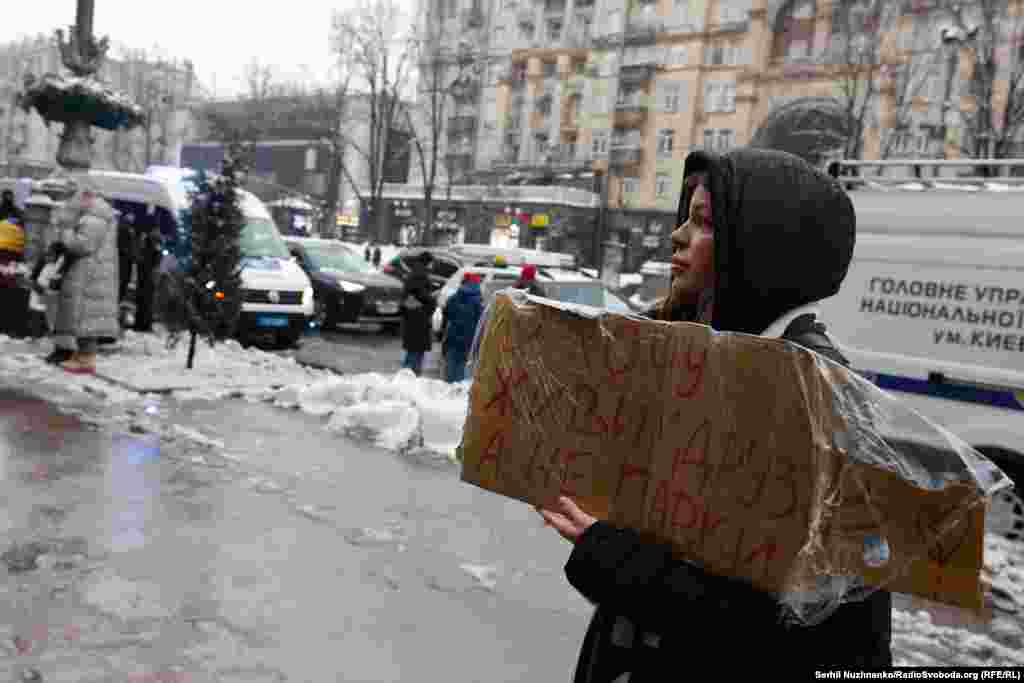 Раніше міський голова Києва Віталій Кличко повідомляв, що на програму &laquo;Захисник Києва&raquo; в бюджеті на 2024 рік закладений 1 млрд грн. Кличко скаржився, що парламент &laquo;позбавив столицю та інші міста й селища можливості допомагати ЗСУ, забравши військовий ПДФО&raquo;