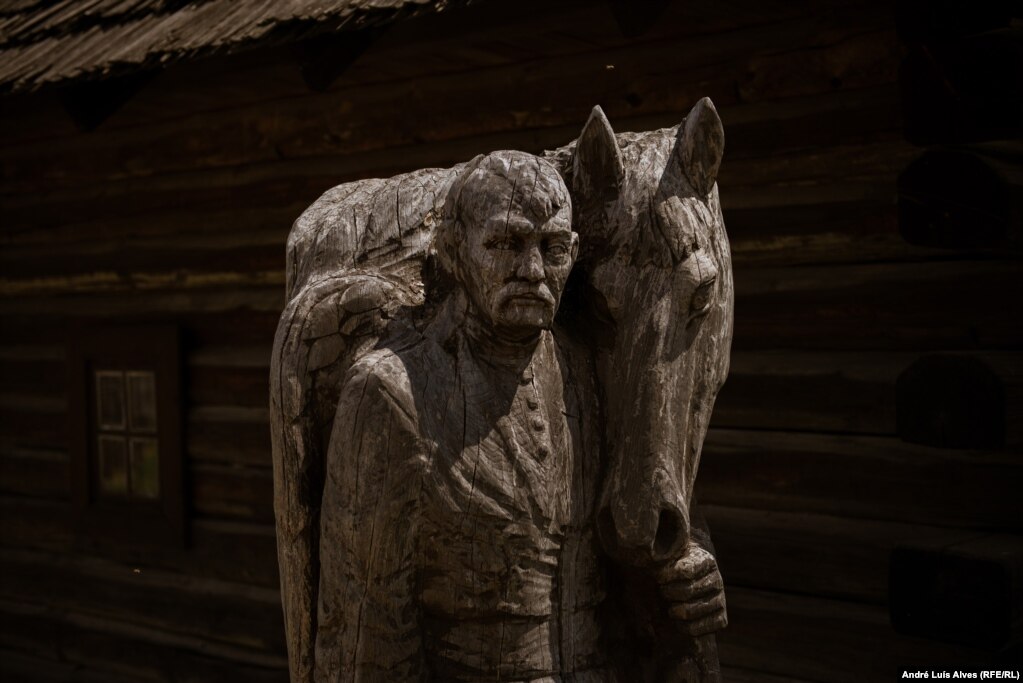 Скульптура козака-воїна на острові Хортиця