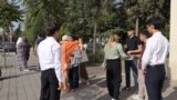 Наздикони Севинч Шукурова дар назди додгоҳ