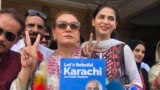 شهزادي رای (له ښي لوري لومړۍ) او چاندني شاه (دویمه) د دندو تر لوړې وروسته له نورو منتخبو غړو سره - د جون اوومې انځور. 