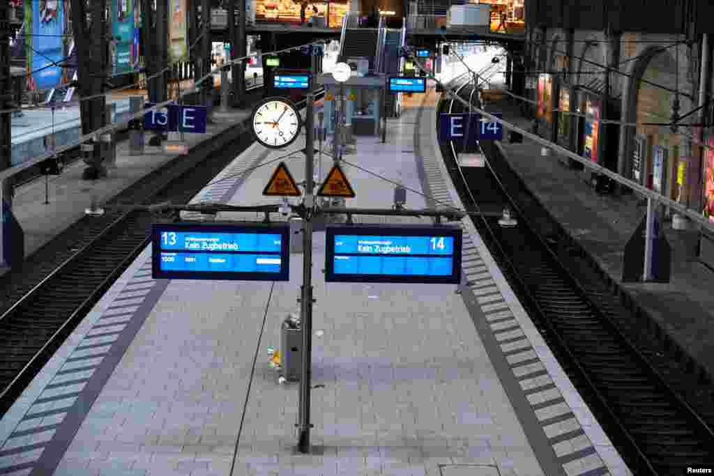 Poruka na elektronskom displeju &quot;zabranjen promet vlakova zbog štrajka&quot; na glavnom željezničkom kolodvoru u Hamburgu. Sindikati traže povećanje plaća za više od 10 posto. Traže i bolje uvjete rada za oko 2,7 milijuna zaposlenih u javnom sektoru i prometnim djelatnostima. Poslodavci predlažu povećanje od pet posto i dvije jednokrate isplate od 1.000 i 1.500 eura.