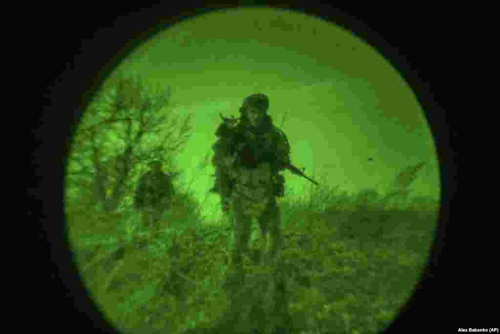Ukrajinski vojnici promatrani kroz naočale za noćni vid tokom misije na liniji fronta blizu Avdijivke.