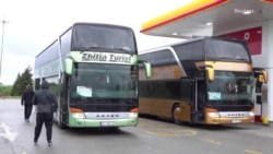 Autobusë nga Kosova afër pikës kufitare ndërmjet Serbisë dhe Kroacisë, Batrovci, më 17 prill, 2024.
