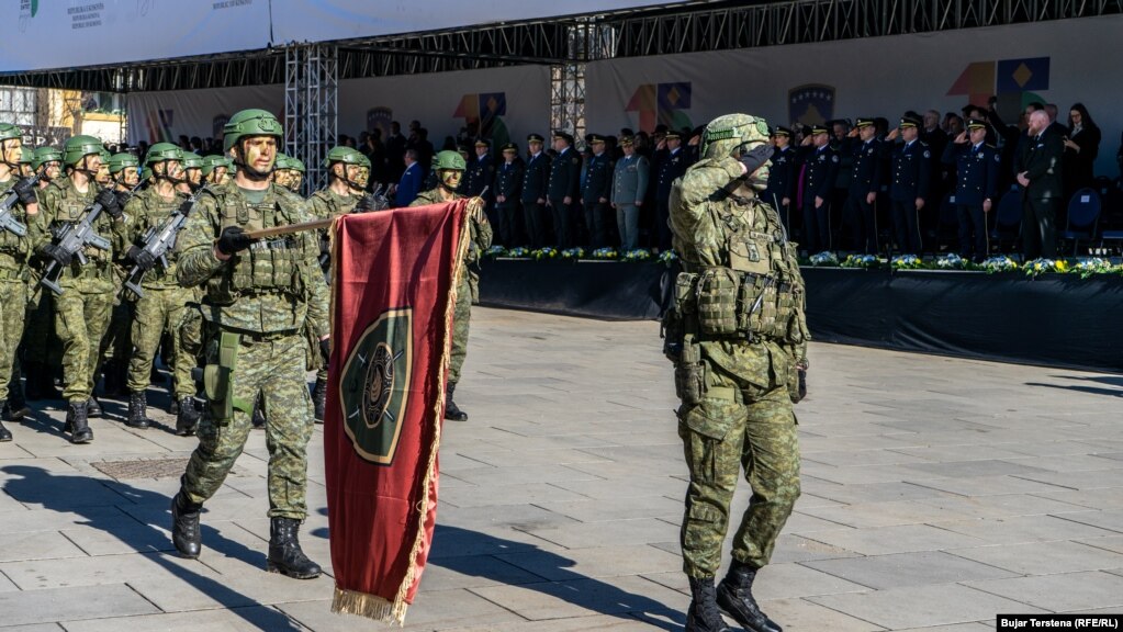 Pjesëtarë të FSK-së gjatë parakalimit në Prishtinë. 