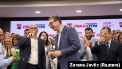 Premijer Srbije Miloš Vučević i predsednik Srbije Aleksandar Vučić proslavljaju pobedu koalicije okupljene oko naprednjaka u skoro svim gradovima i opštinama na lokalnim izborima, 2. jun 2024.