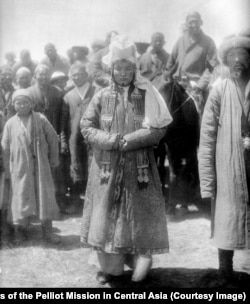 Тою болуп жаткан колукту. Кыргызстандын тоолуу чөлкөмү. Француз изилдөөчүлөрүнүн 1906-1908-жылдардагы Борбор Азиядагы саякатында тартылган сүрөт.