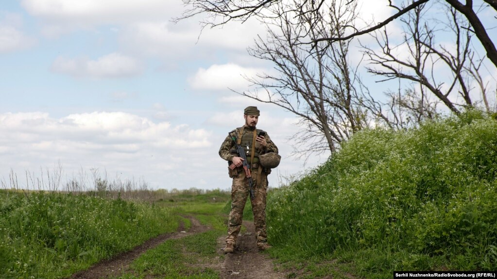 На &laquo;нуль&raquo; нас супроводжує Євген, йому 22 роки, він родом з Кіровоградщини. В&nbsp;&nbsp;цивільному житті хлопець навчався на вчителя історії &laquo;Перше, що зроблю після перемоги, &ndash; приїду додому й обійму маму&raquo;