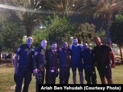 Ария Бен-Иегуда с сослуживцами в Израиле