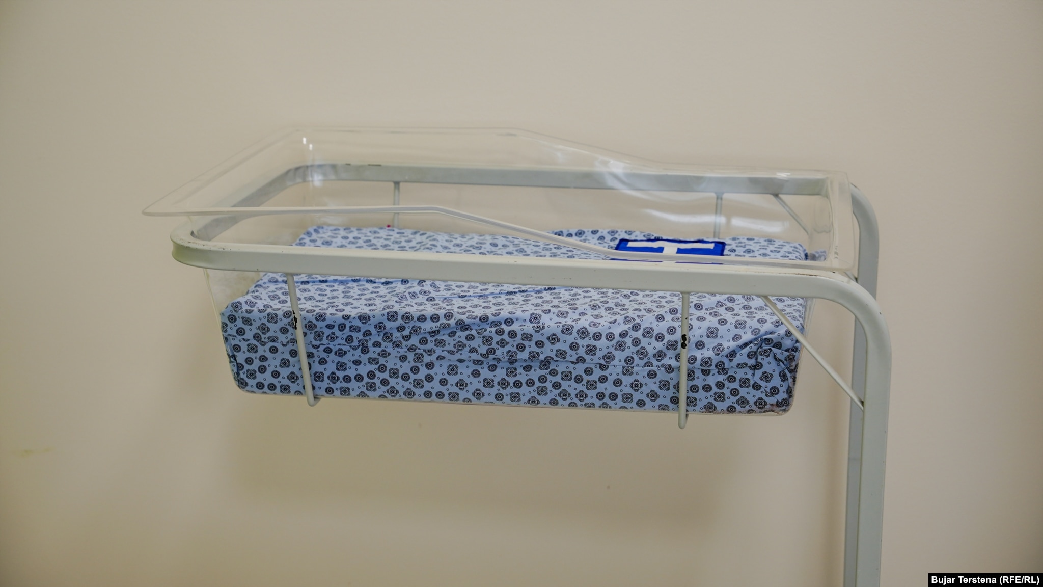 Një shtrat i vogël për foshnja të porsalindura. Nga një i tillë gjendet pranë secilit shtrat nëpër dhoma.