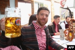 Шаби Алонсо пие бира на Октоберфест със съотборниците си от Байерн Мюнхен, 5 октомври 2014 г.