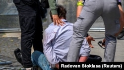  Арестът на Юрай Чинтула незабавно след покушението против премиера Фицо. 