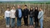 Șase tineri din China (cinci dintre ei sunt în imagine) învață viticultură și vinificație la Universitatea Tehnică din Moldova, mai 2023. 
