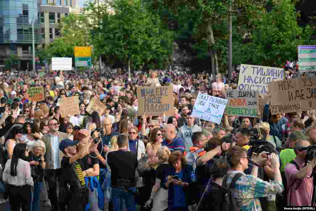 Građani već duže od mesec dana na protestima zahtevaju smenjivanje članova Saveta Regulatornog tela za elektronske medije (REM) i rukovodstva Radio televizije Srbije (17. jun 2023)