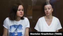 Руската драмска писателка Светлана Петријчук (L) и сценската режисерка Евгенија Беркович на сослушување во Московскиот окружен суд Хамовники. 30 јуни 2023. 