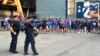 Policija i navijači Dinama uoči utakmica sa AEK-om ispred stadiona Maksimir, Zagreb, 15. avgust 2023.