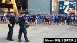 Policija i navijači Dinama uoči utakmica sa AEK-om ispred stadiona Maksimir, Zagreb, 15. avgust 2023.