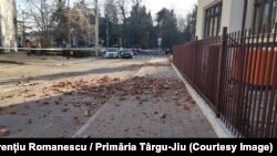 Accesul publicului în mai multe instituții din municipiul Târgu Jiu și din două biserici din oraș a fost restricționat miercuri.