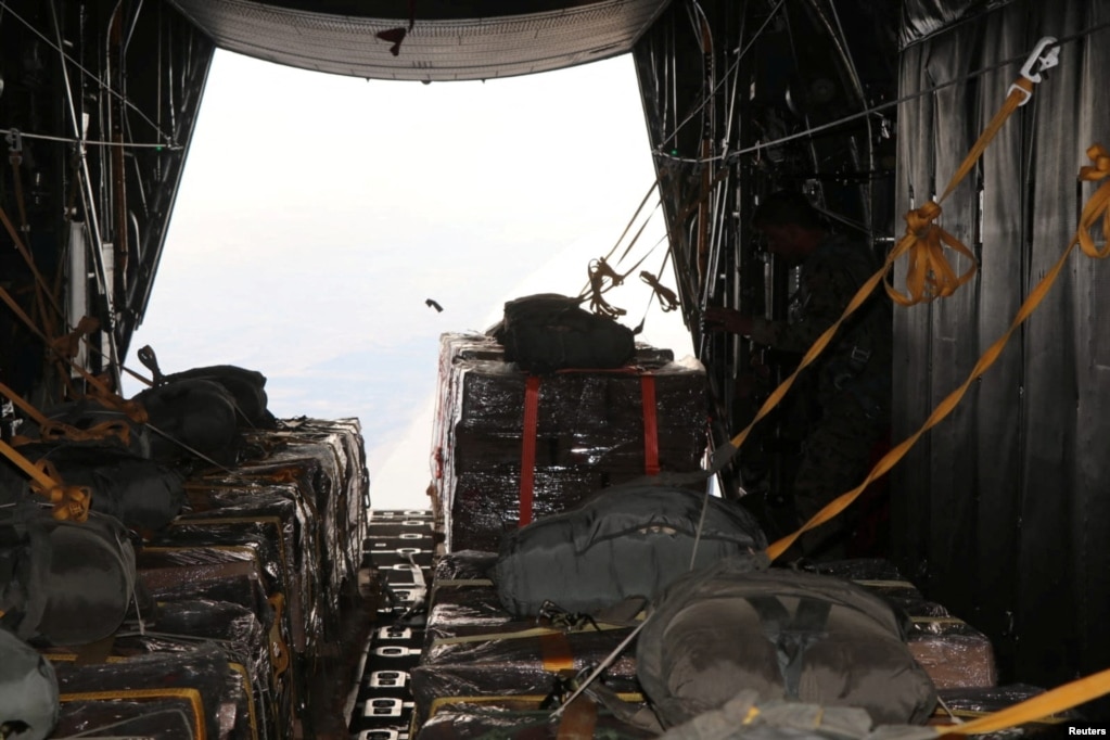Operacioni i shpërndarjes së ndihmave u krye nga katër aeroplanë C-130.&nbsp;