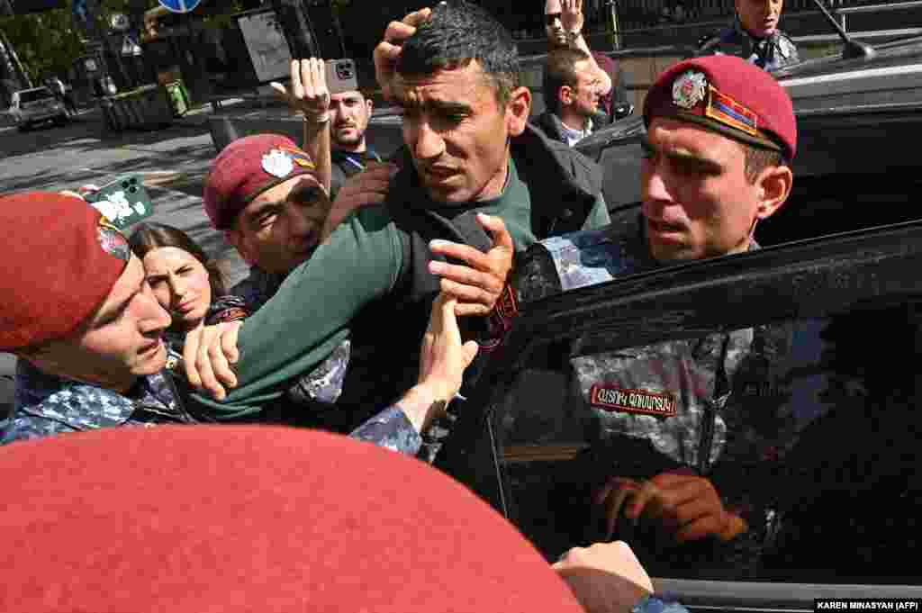 Policia në kryeqytetin e Armenisë arreston një demonstrues, i cili u përpoq të bllokonte një rrugë në një protestë kundër një marrëveshjeje të diskutueshme kufitare midis Jerevanit dhe Azerbajxhanit fqinj.