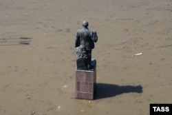 Памятник Ленину в Новой Каховке, окруженный водой после разрушения Каховской ГЭС летом 2023 года