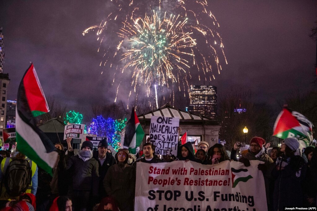 Në vigjilie të Vitit të Ri, protestuesit propalestinezë duke protestuar në Boston të SHBA-së.&nbsp;