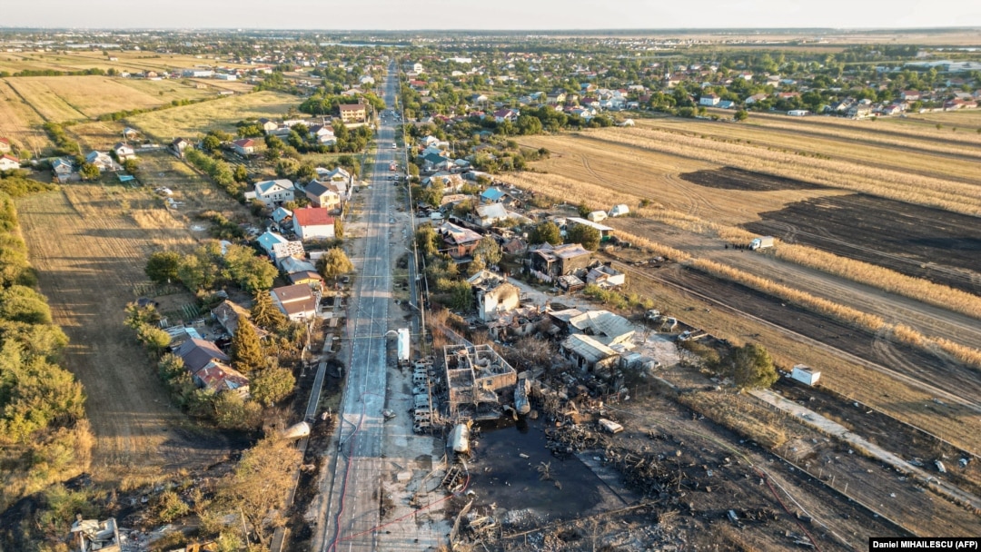 Imagine de ansamblu asupra localității Crevedia după exploziile din 26 august de la o stație GPL a fiului primarului din Caracal. 