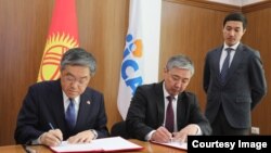 Посол Японии в Кыргызстане Хидэки Года и глава Минфина Алмаз Бакетаев.