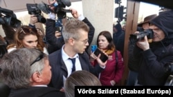 Magyar Péter a Fővárosi Nyomozó Ügyészség Belgrád rakparti épülete előtt 2024. március 26-án