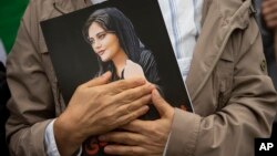 Портрет Махси Аміні на акції підтримки вимог іранських протестувальників, Вашингтон, жовтень 2022 року