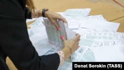 A local election commission member counts votes at a Russian polling station in 2022.