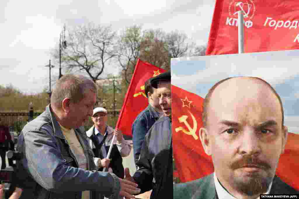 Moscova, Federația Rusă, 22 aprilie - Suporterii comuniști depun flori la mausoleul lui Lenin, în ziua nașterii acesuia. Vladimir Ilici Lenin s-a născut pe 22 aprilie 1870.
