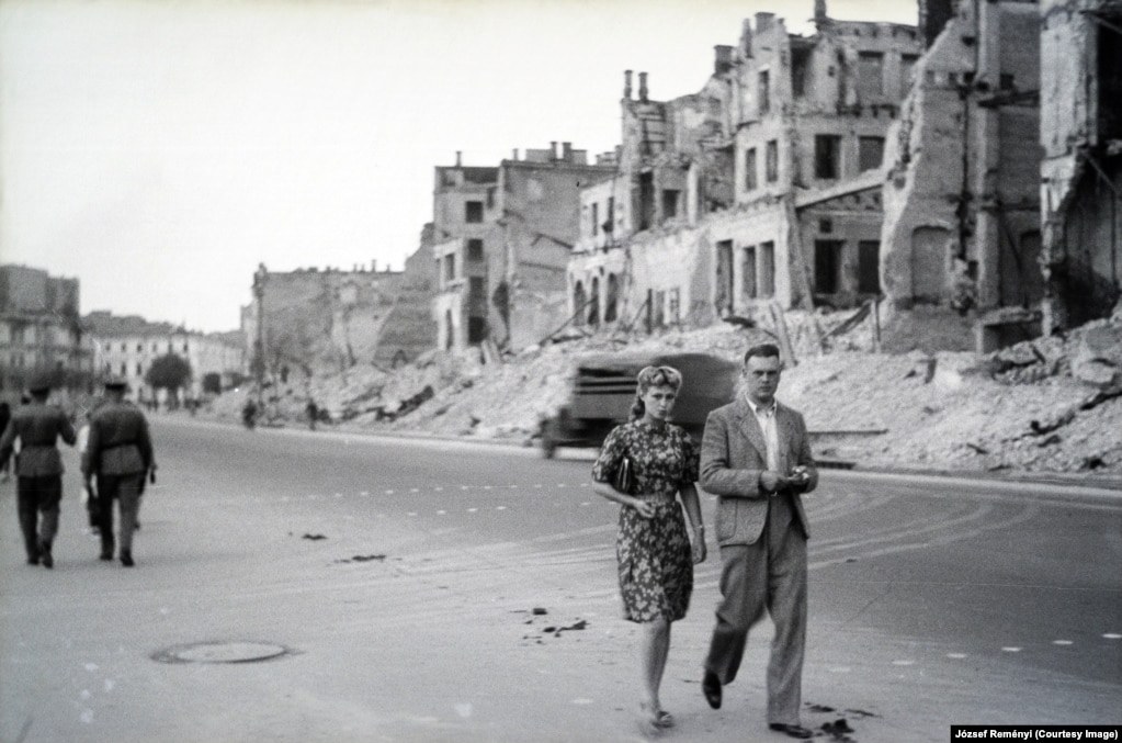 Edifici distrutti in Khreschatyk Street a Kiev nel 1942. Kiev fu gravemente danneggiata nella battaglia per la città e nelle successive esplosioni di mine lasciate dalle forze dell'Armata Rossa in ritirata. 