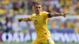 Căpitanul echipei naționale de fotbal a României - Nicolae Stanciu - a marcat primul gol, în minutul 29.&nbsp;