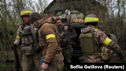 Militari ucraineni lângă linia frontului din Donețk (estul Ucrainei), 22 aprilie 2023.