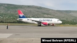 Avion kompanije Air Serbia, čijim prvim letom je zvanično otvorena linija od Beograda do Mostara.