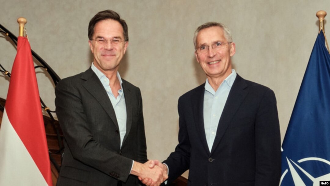 Mark Rutte (s) a fost desemnat următorul secretar general NATO, după terminarea mandatului lui Jens Stoltenberg (d)