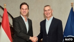 Mark Rutte (s) a fost desemnat următorul secretar general NATO, după terminarea mandatului lui Jens Stoltenberg (d)