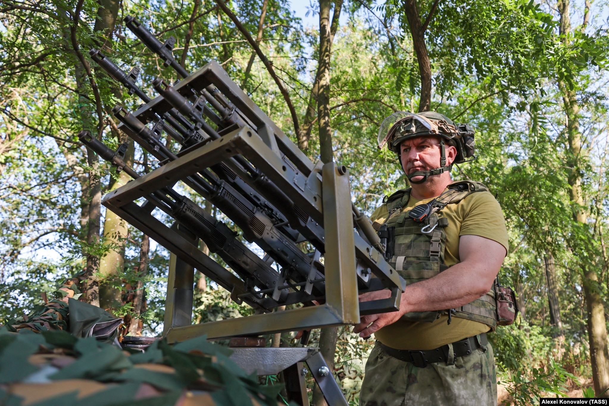 A Russian fighter with an improvised anti-drone gun apparently made up of five AK-74 rifles fitted with trigger bars that fire all the guns simultaneously. The weapon array was photographed in Ukraine’s Kherson region in June.