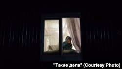 Ольга Александровна в окне своего дома
